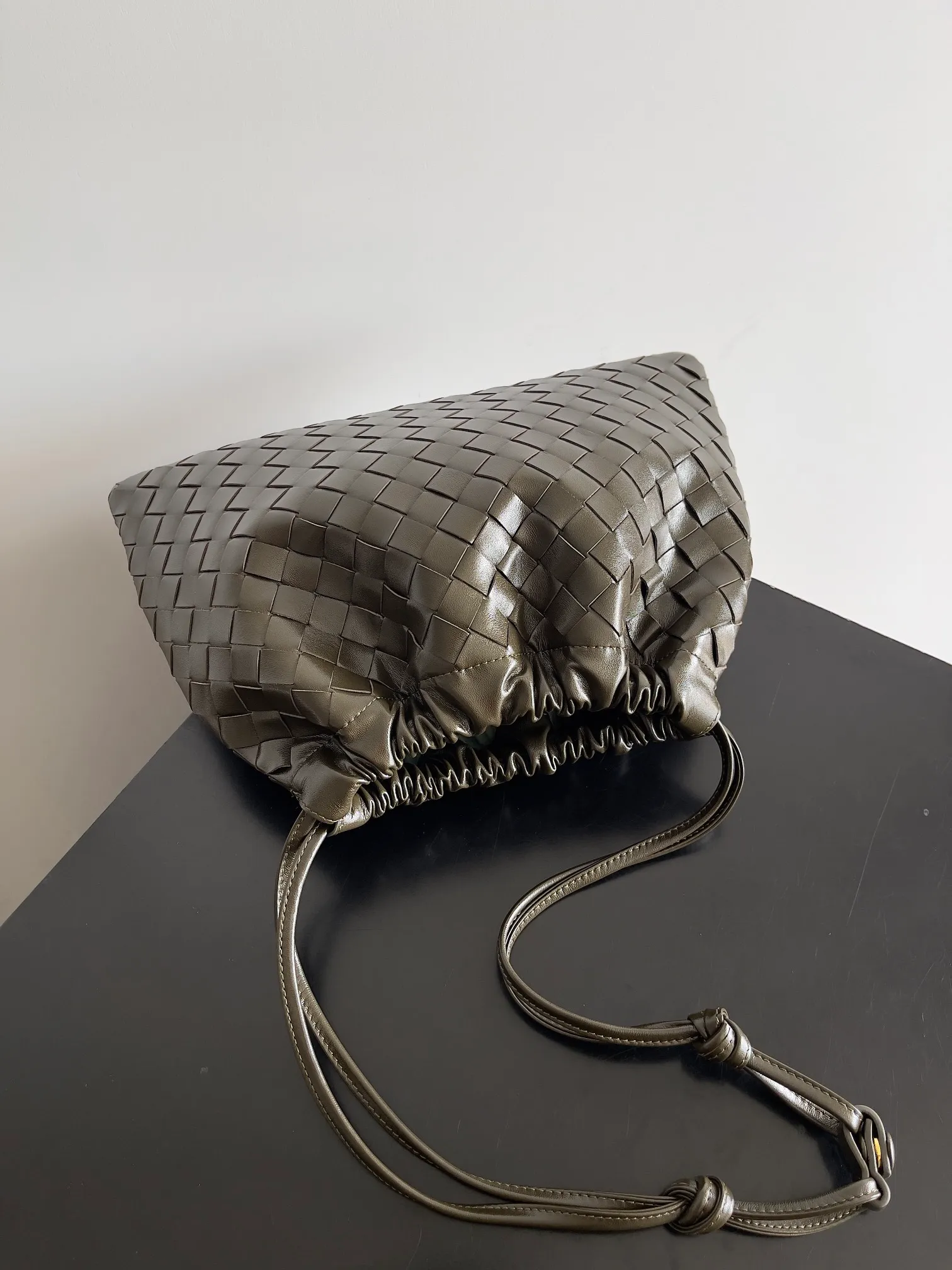 Batch 1560 Armpit bags have become a fashionable item that every girl has in their hands in recent years🛍️. The elegant and simple style has won the love of many people of different ages. However, there is an unavoidable trouble with armpit bags, that is, the capacity is too small, and BOTTEGA VENETA’s new Dustbag Considering people's travel needs, the capacity of garbage bags has been greatly upgraded. Folding umbrellas, water cups, and girls' makeup powder and lipstick can all be accommodated. It is very light and resistant to dirt. Even if you have a lot of things when traveling, it can reduce the burden to a certain extent. The shoulder straps are buckled and can be changed at will. It can be used for hand holding or as the liner of a large bag. After the drawstring is drawn, it looks like a cloud bag. It is very suitable for concave styling when traveling in summer🙋🏻‍♀️ Style number: 796728 Size: 32*23*1cm